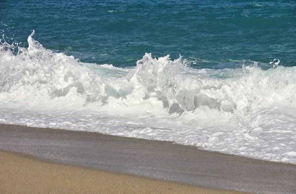 Beach with waves — Stok fotoğraf