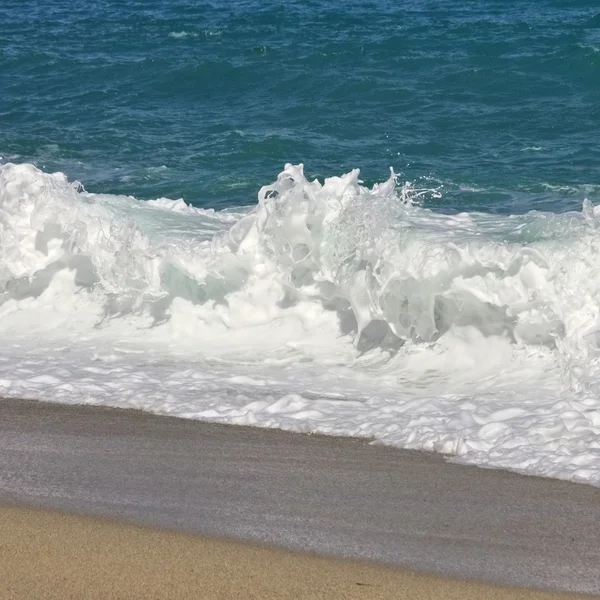 Пляж с волнами — стоковое фото