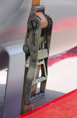Tie-down kayış