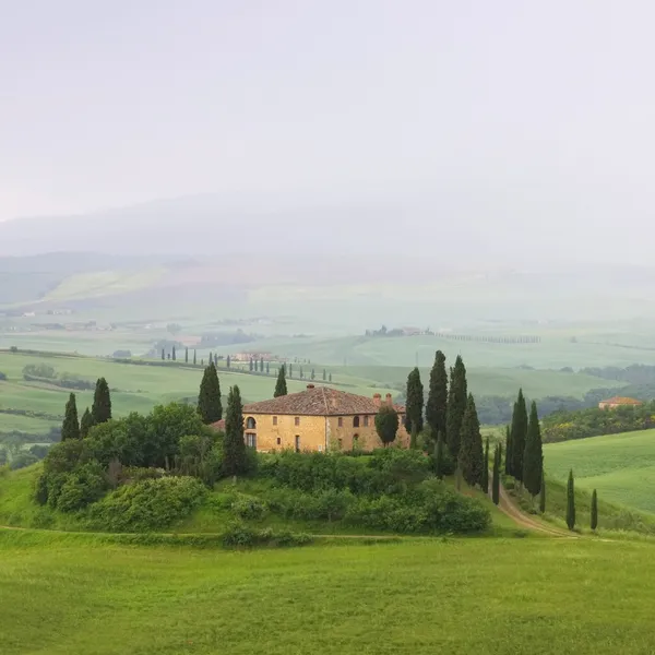 Toscane huis in mist — Stockfoto