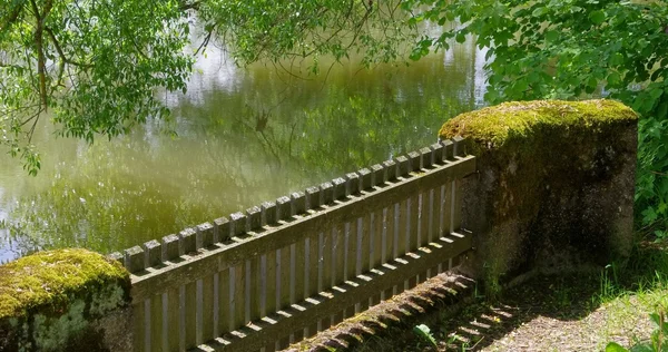Забор возле воды — стоковое фото