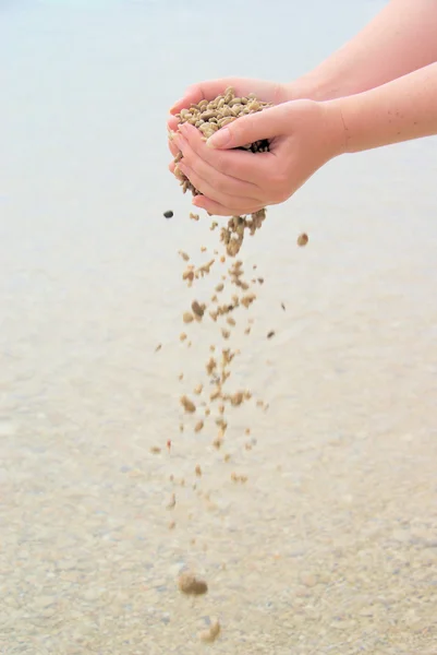 Hand mit Steinen — Stockfoto