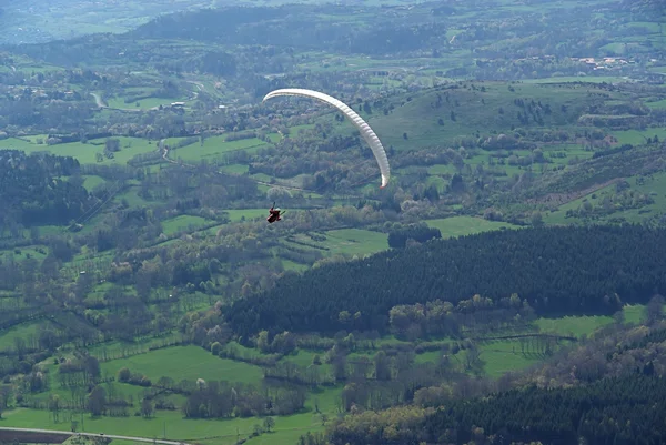 Man met een parachute - bovenaanzicht — Stockfoto