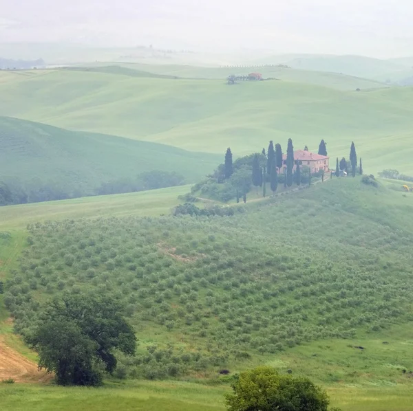 Casa da Toscana em nevoeiro — Fotografia de Stock