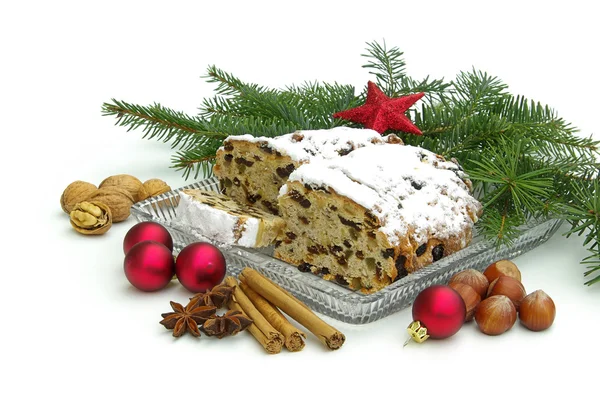 Pastel de Navidad decorado con ramas de abeto con juguetes de Navidad — Foto de Stock