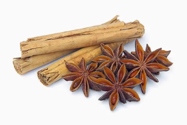 Cinnamon stick and star from anis — Stock Photo, Image