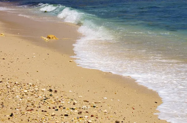 Praia com ondas — Fotografia de Stock