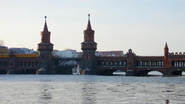 Berlín Oberbaumbridge — Vídeo de stock