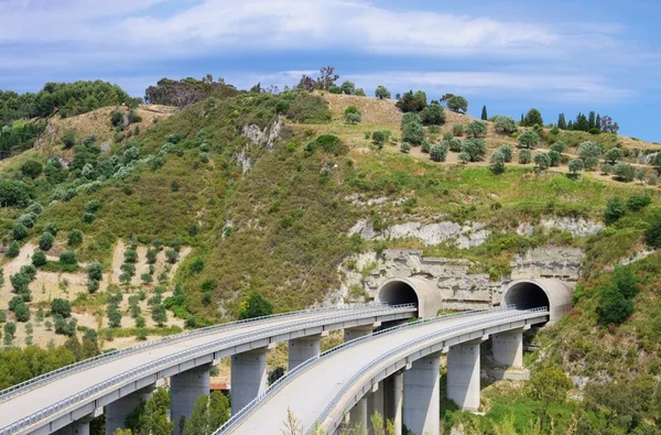 Autobahnbrücke und Tunnel — Stockfoto