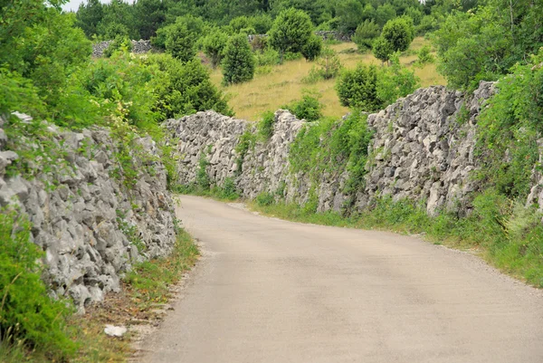 Cres kuru taş duvar ve yol — Stok fotoğraf
