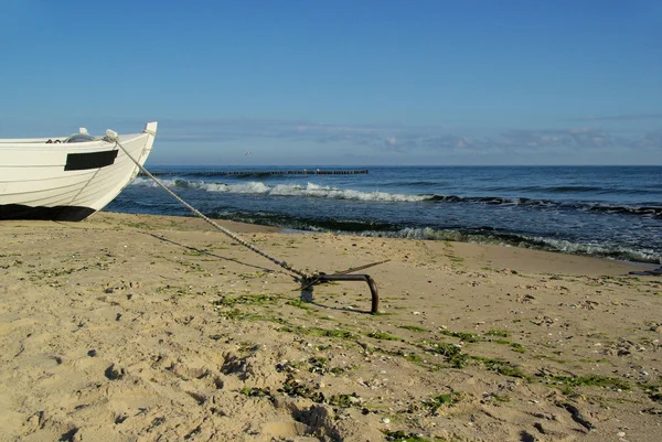 ビーチでの釣りカッター — ストック写真