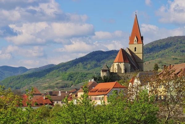 ヴァッハウ渓谷の教会で weissenkirchen — ストック写真