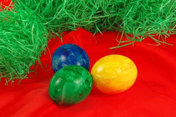 Пасхальные яйца на красном — стоковое фото
