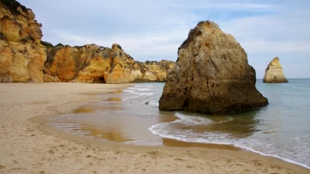 Spiaggia dell'Algarve Dos Tres Irmaos — Video Stock