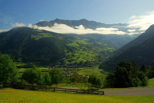 Fiss alp betesmark — Stockfoto