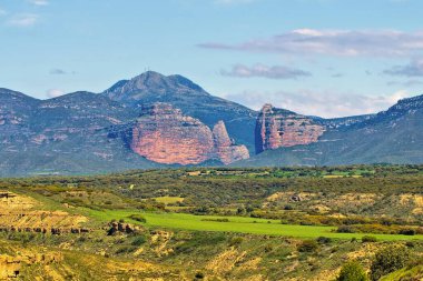 El Salto de Roldan, İspanya 'nın Aragon kentinde bulunan Pena San Miguel ve Pena Aman adlı iki dağdan oluşan bir kaya oluşumudur.