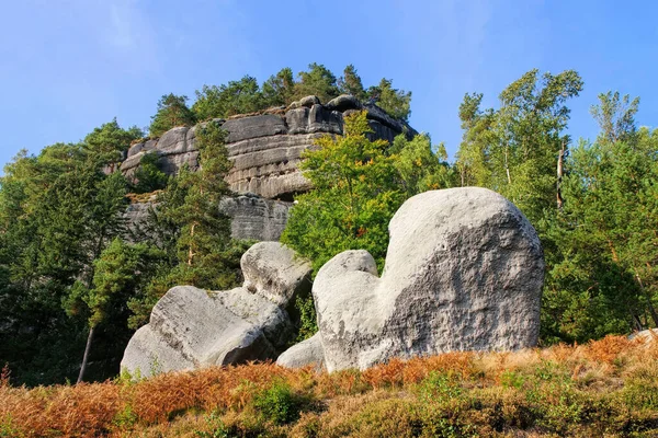 Zittau山 秋にOybinのGloveと呼ばれる有名な岩 — ストック写真