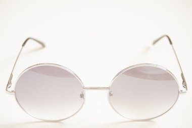 yuvarlak çerçeveli gözlük önden görünümü