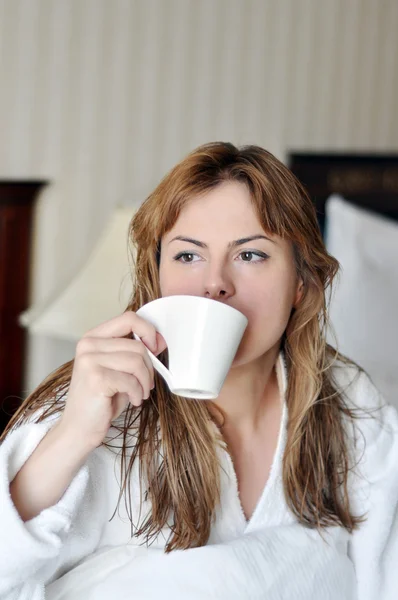 Mädchen im Bademantel — Stockfoto