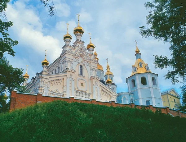 Pokrovsky kloster in charkiv, ukraine — Stockfoto