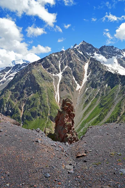 Picos de montanha do Cáucaso — Fotografia de Stock