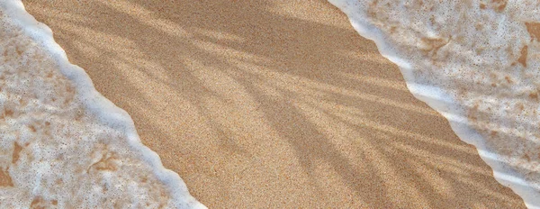 海の泡と砂のパノラマの背景 黄金のビーチで海の波のロール ヤシの木からの影が砂の上に落ちる — ストック写真
