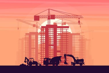 Tekerlek kazıcıları, kepçeler ve beton kamyonlardan oluşan inşaat ve günbatımı arka planında binalar bulunan ağır makineler