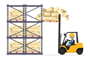 Forklift kazası. Çatal kaldırma kamyonu depodaki rafa çarpmış ve kutuları paletten düşürmüş. Forklift sürüş emniyeti. Önce güvenlik. Endüstriyel Güvenlik ve İş Sağlığı