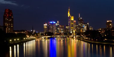 skyline frankfurt üzerinde ışık yansıtan