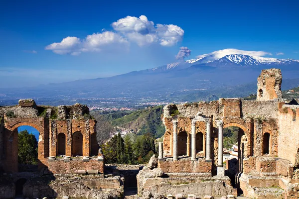 ギリシャ ・ ローマ劇場、タオルミーナ、シチリア島、イタリアの遺跡 — ストック写真