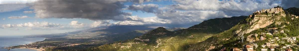 Panorama da costa leste siciliana — Fotografia de Stock