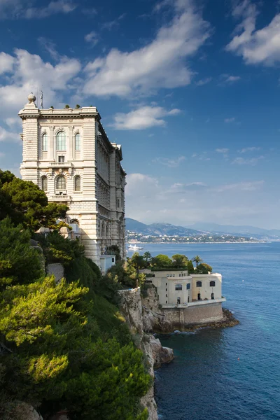 Береговая линия Монако с видом на океанографический музей — стоковое фото