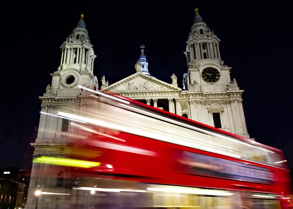 Ônibus vermelho passando catedral de São Paulo — Fotografia de Stock