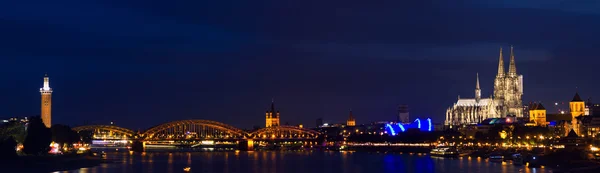 Panorama van Keulen in schemerlicht — Stockfoto