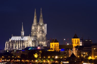alacakaranlıkta Köln Katedrali