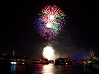 Köln üzerinde renkli havai fişek