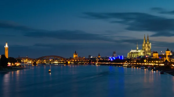 Skyline van Keulen tijdens schemering — Stockfoto