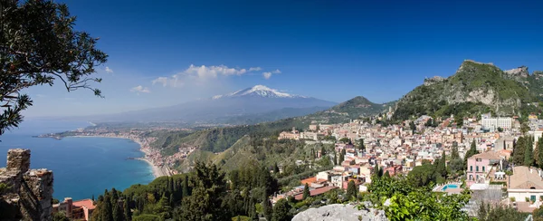 Panorama de Taormina con el volcán Etna — Foto de Stock