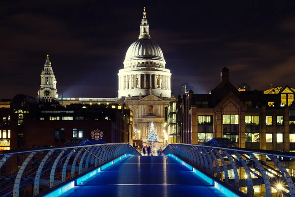 Illuminated St. Pauls Cathedral — Stock Photo, Image