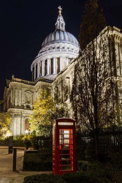 在圣圣保罗大教堂前的红色电话亭 — 图库照片