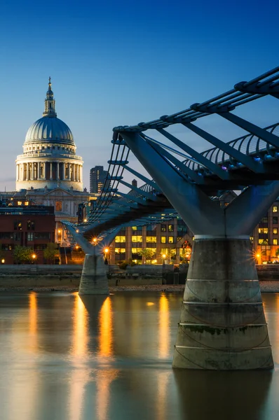 St. Paul's cathedral at twilight — Stock Photo, Image