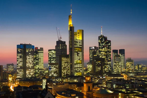 Skyline van frankfurt in schemerlicht — Stockfoto