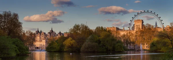 Panorama de Westminster como visto de St. James Park — Fotografia de Stock