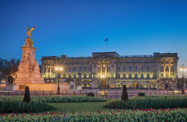 Buckinghamský palác během soumraku — Stock fotografie