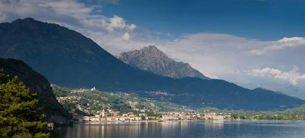 Vila de Porlezza no Lago Lugano — Fotografia de Stock