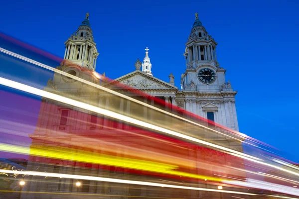 Moving red bus in front of St. Paul cathedral — Stock Photo, Image