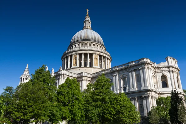 St. Paul's cathedral under a blue sky — Stock Photo, Image