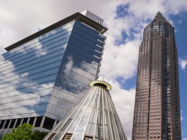 Bulutların içinde gökdelenler yansıtan