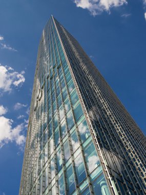 yüksek irtifa bulutlar yansıtan ile skyper bina