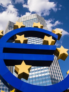 Euro simgesi fron bir gökdelenin içinde